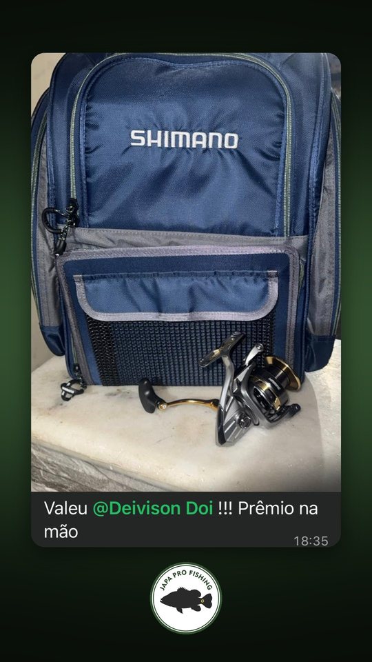 Cliente com mochila Shimano e molinete: Valeu, prêmio na mão