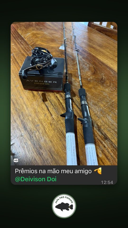 Cliente com carretilha Avenger e duas varas: prêmios na mão, meu amigo