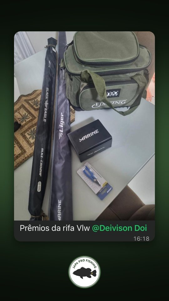 Cliente com varas, bolsa e carretilha Marine: prêmios da rifa, valeu